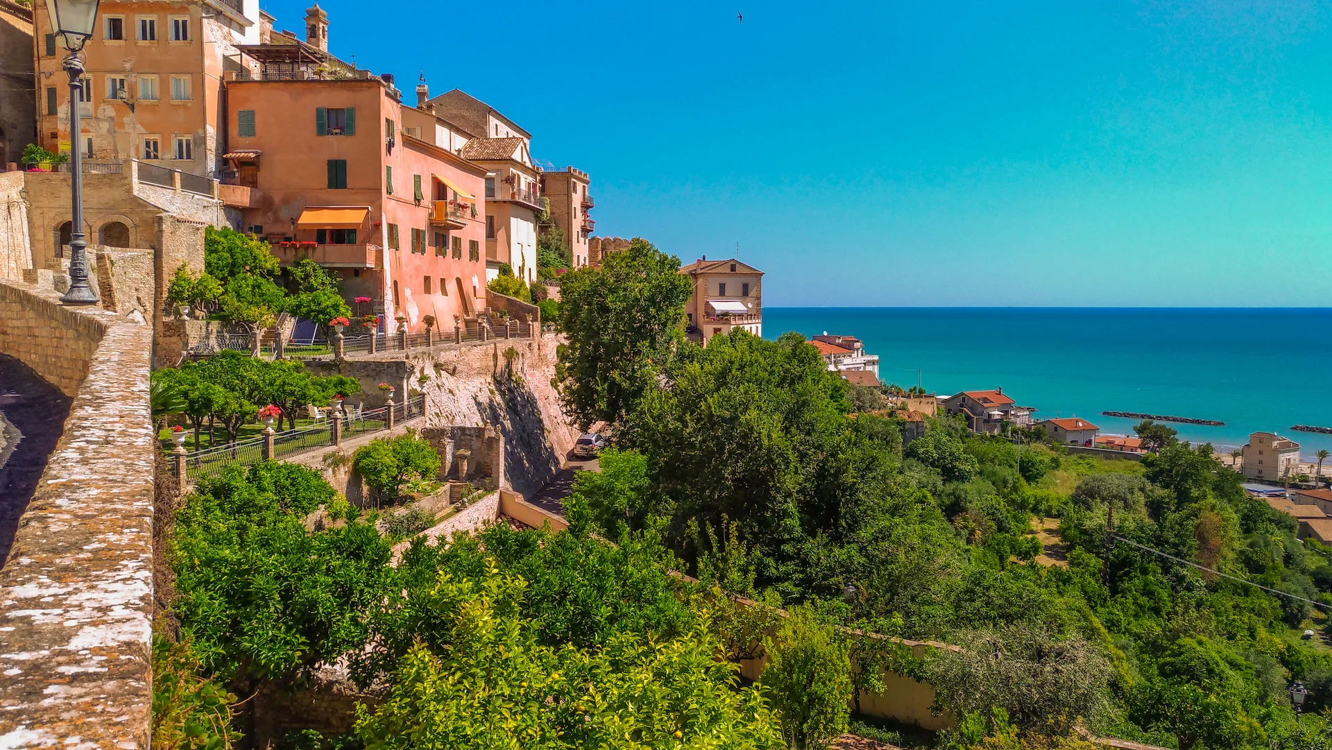 Veduta panoramica di Grottammare Alta e della costa.